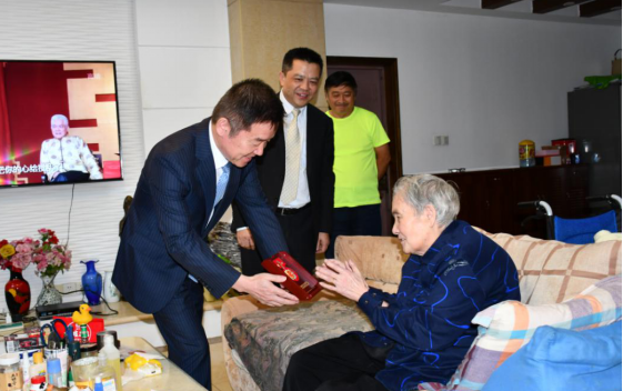 省新利体育集团发放庆祝中华人民共和国建设70周年岁念章 - 新利体育