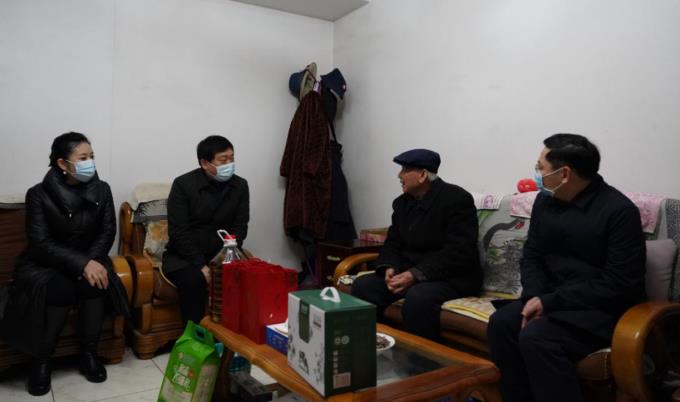 省国资委党委委员、副主任任兴文春节前夕带队走访慰问新利体育集团老党员