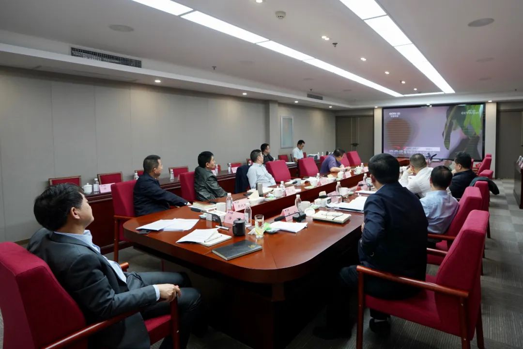 新利体育集团党委理论学习中心组专题学习钻研总体国家清静观
