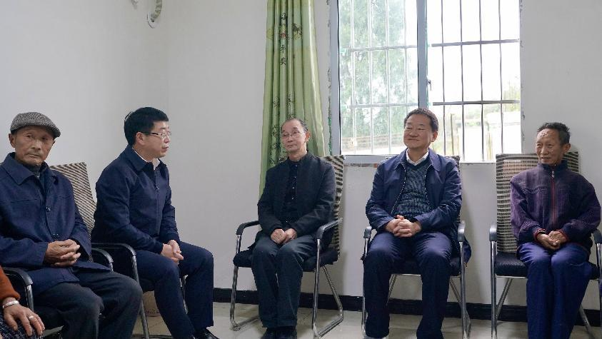省新利体育集团党委书记、董事长任丁率队赴邓家沟村开展墟落振兴帮扶事情 - 新利体育
