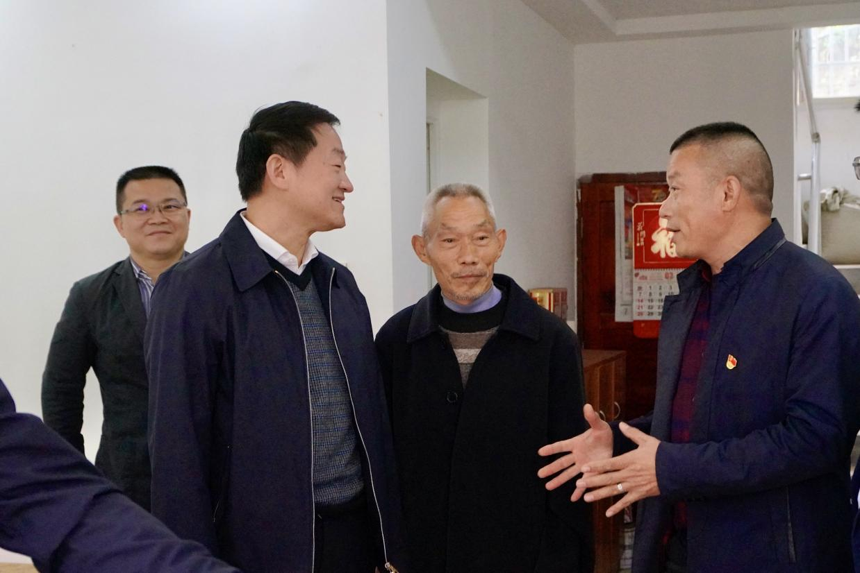 省新利体育集团党委书记、董事长任丁率队赴邓家沟村开展墟落振兴帮扶事情 - 新利体育