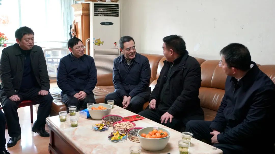 省国资委党委书记、主任冯文生等向导走访慰问省新利体育集团老党员、老干部