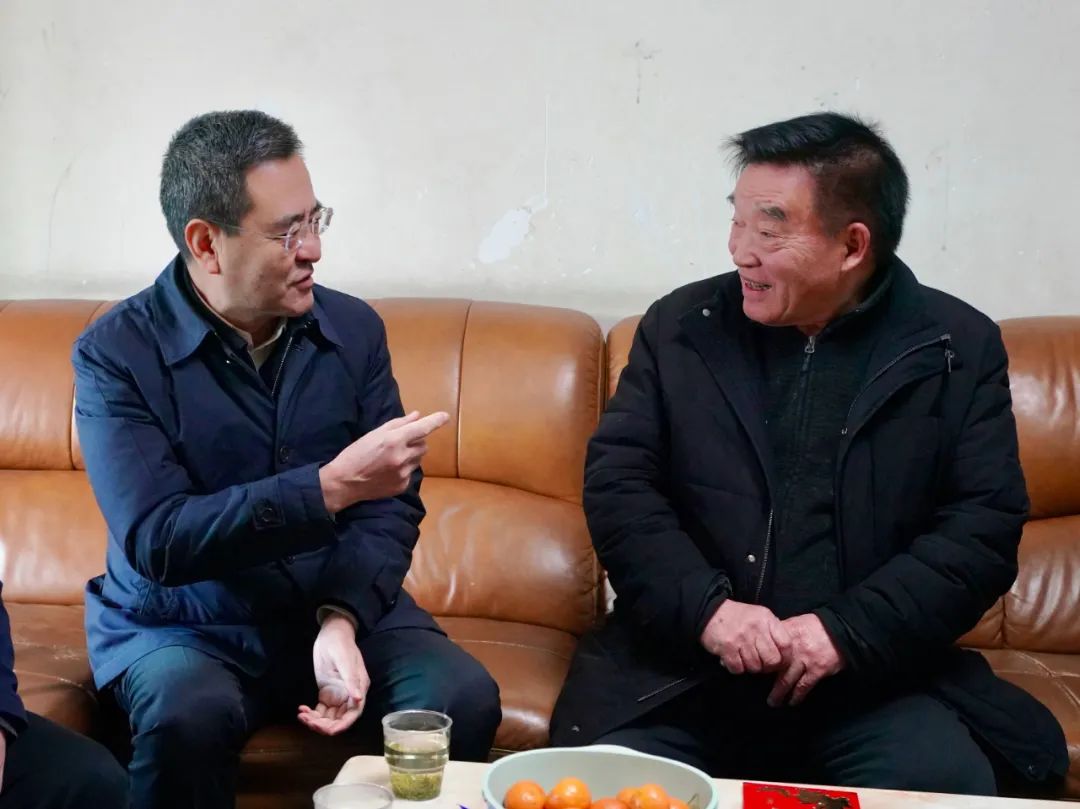 省国资委党委书记、主任冯文生等向导走访慰问省新利体育集团老党员、老干部 - 新利体育