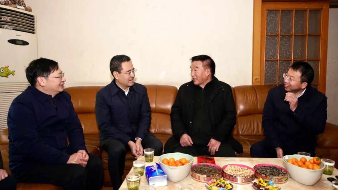 省国资委党委书记、主任冯文生等向导走访慰问省新利体育集团老党员、老干部 - 新利体育