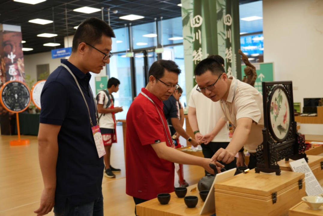 省新利体育集团向导到大运村“有礼在四川”四川特色商品馆调研指导事情