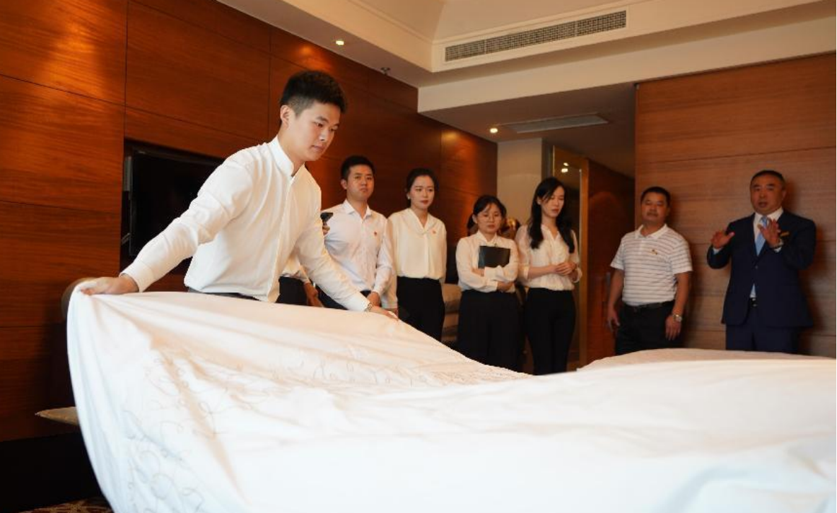 省新利体育集团总部第一党支部与锦江宾馆客房部支部开展结对共建主题党日运动 - 新利体育