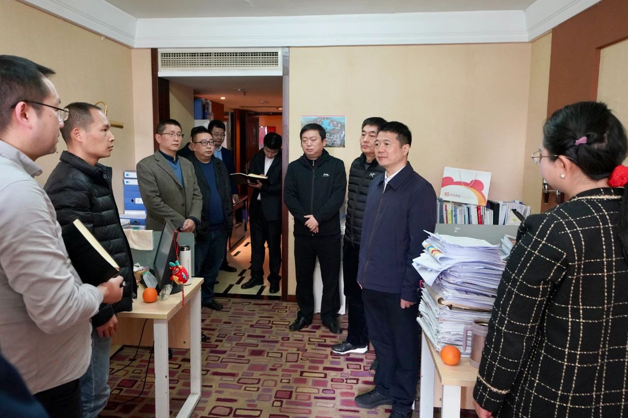 迎新春，，，，鼓劲头，，，，开新局！省新利体育集团向导班子慰问总部干部员工